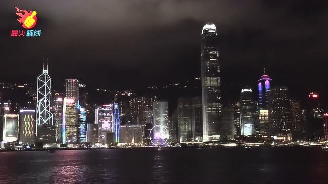 香港维多利亚港夜景迷人,不愧为世界三大夜景之一,来了就不想走