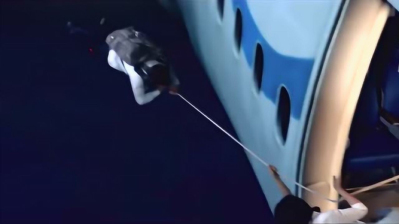 绝命航班:男子用自己的生命把怪物抛出飞机,不料被怪物抓住了腿