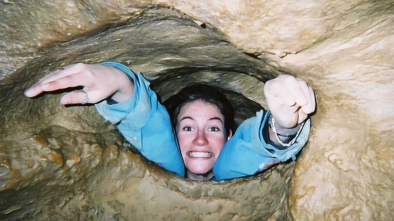 老外探险发现一个洞,钻进去一看,下一秒肠子都悔青了!