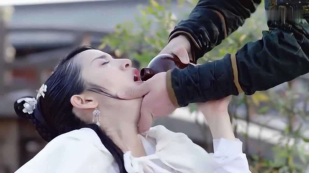 世子实在不知怜香惜玉,掰开花不弃的嘴就往里面灌酒