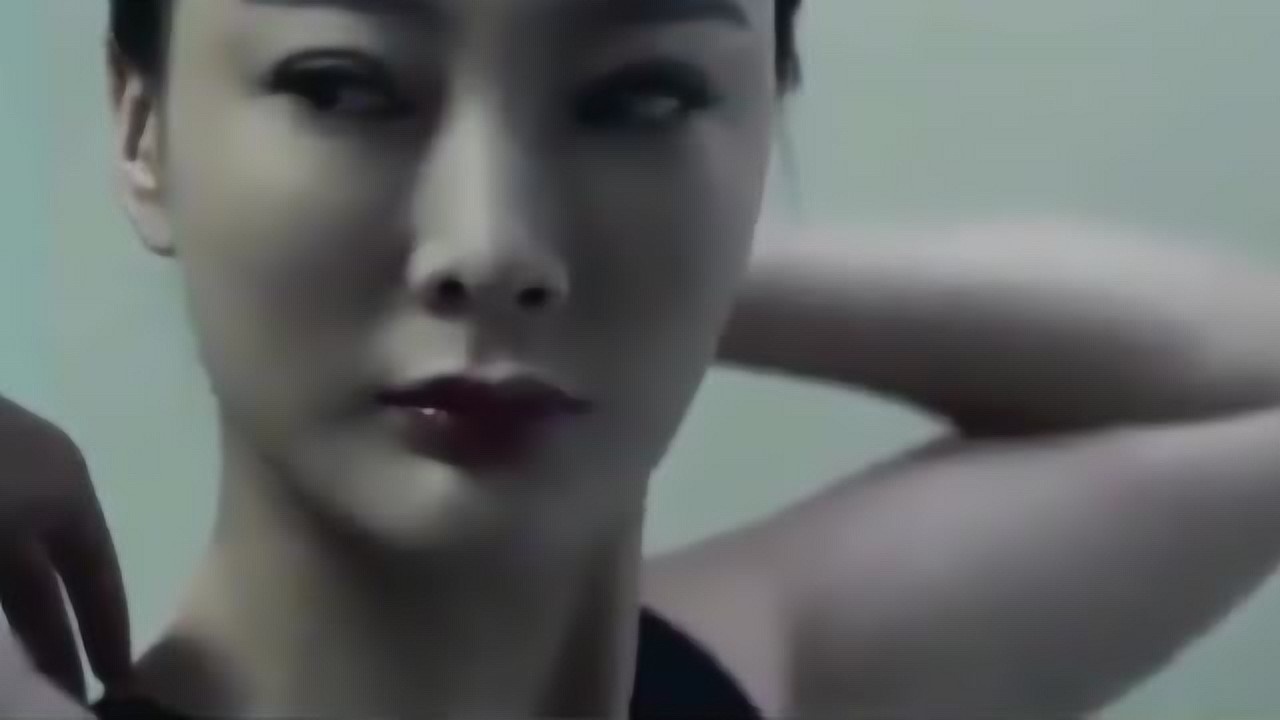美女换衣服，谁知衣服袖扣刚去一半，就不敢继续看第二眼_腾讯视频
