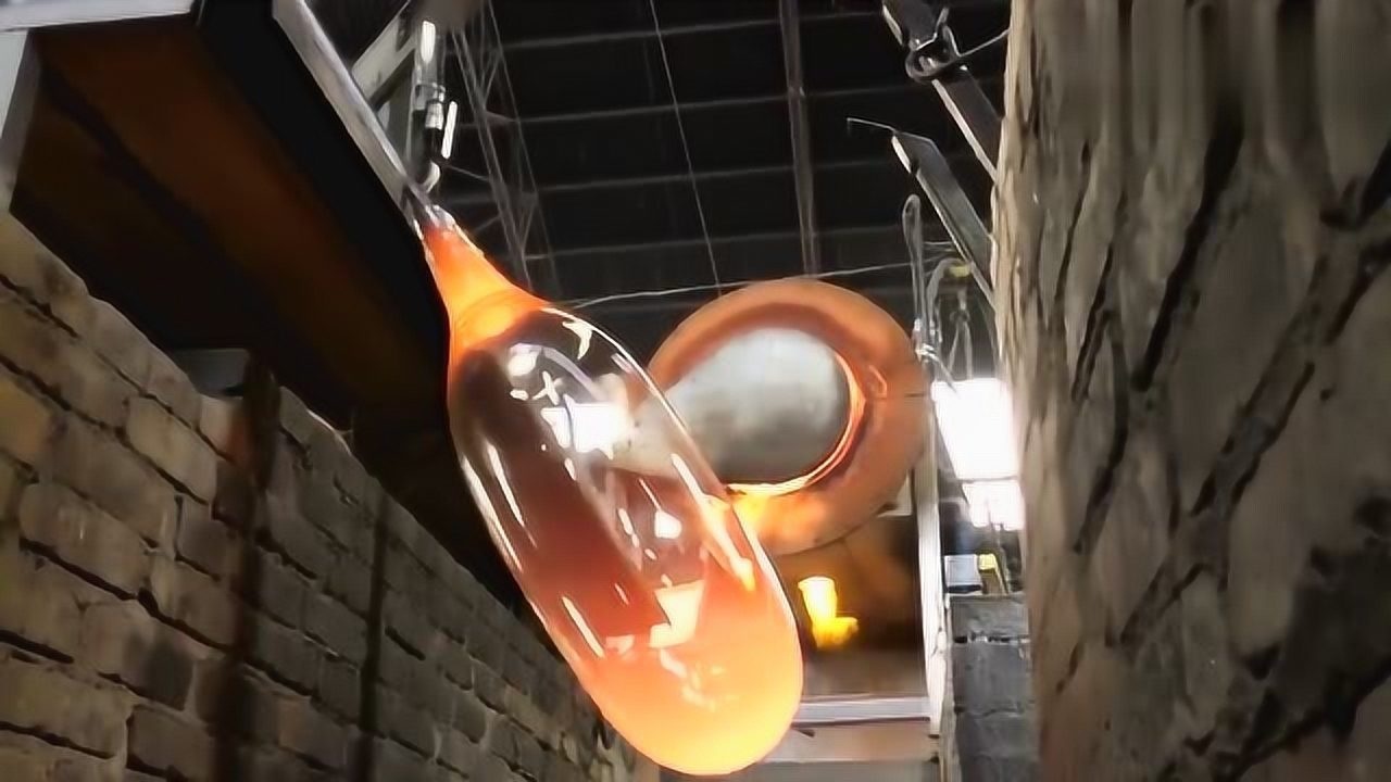 实拍工厂手工制作玻璃工艺品的过程,网友:看起来跟玩一样!