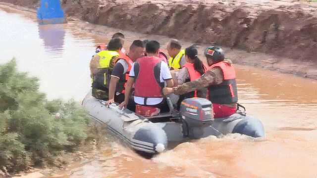 新疆暴雨洪水冲毁道路,30村民被湍急洪水围困:消防急救