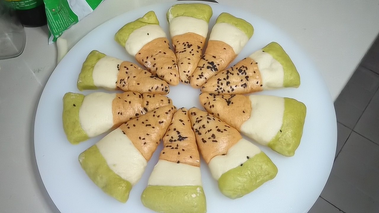 黄瓜加火龙果榨汁活面蒸锅里面蒸一下做出水果馒头上桌瞬间被抢光