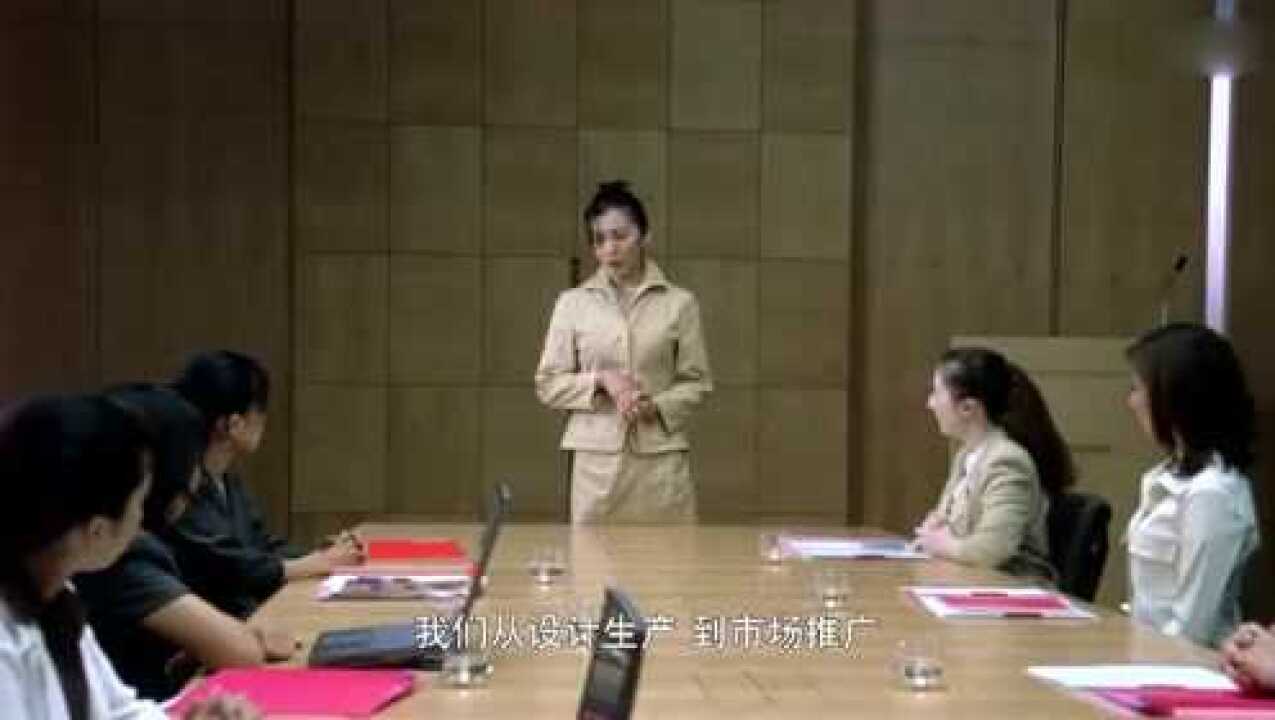美女老板开会，亲自脱衣展示设计的胸罩，好性感_腾讯视频