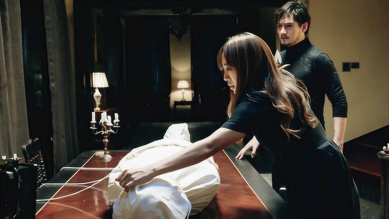 真实事件改编,美女把男友尸体摆在家里招魂,孤魂野鬼全来抢夺_电影