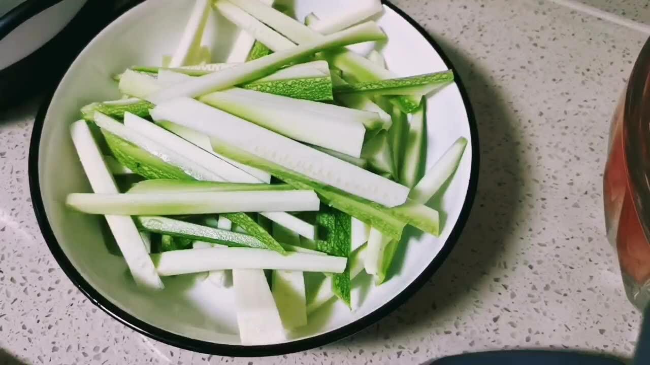 無聊時做飯番茄炒蛋與西葫蘆切條