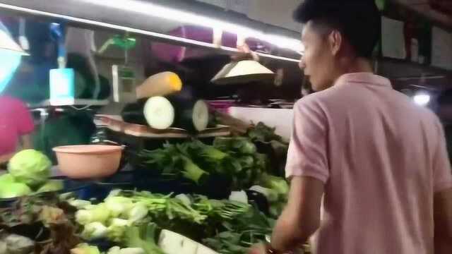 李子光不仅唱潮剧好听,买菜做饭也是能手!