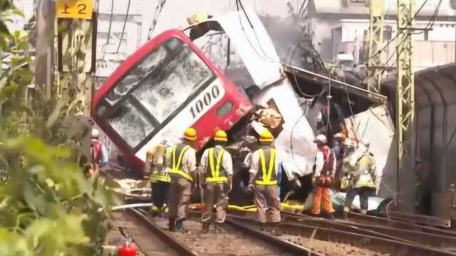 日本一特快电车与货车相撞 车身冲出铁轨车窗爆裂 1死32人伤