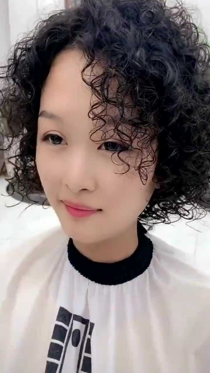 美女要烫爆炸头