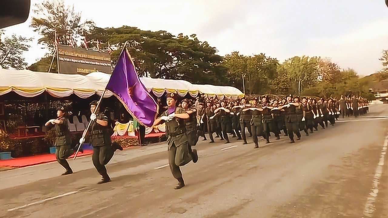 泰国阅兵式女兵蹦蹦跳跳,网友:最可爱女兵!没有之一