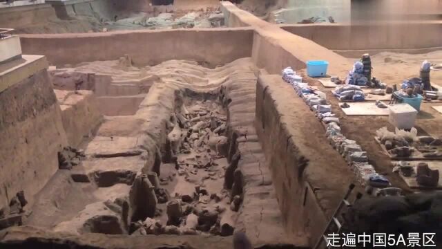 西安兵马俑二号坑跪射俑栩栩如生,还出土10000多件兵器