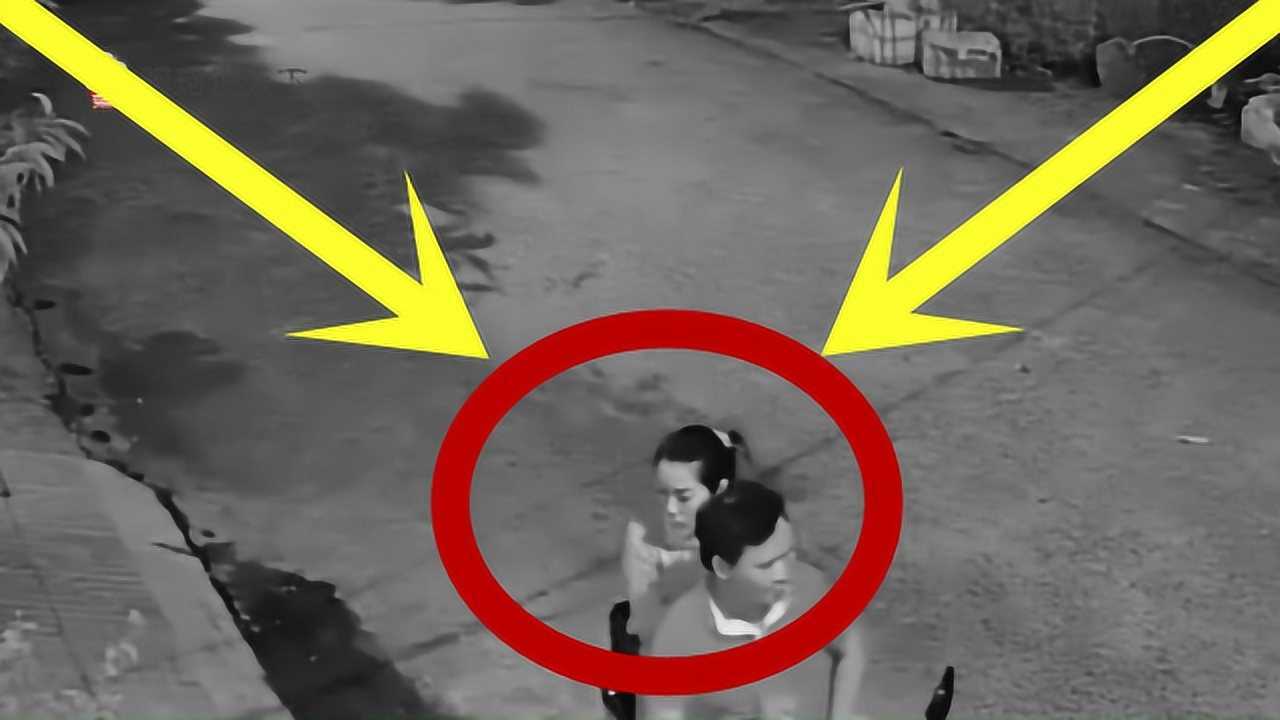 小情侣深夜回家，以为四下无人竟做不雅之事，监控拍下恶心画面！_高清