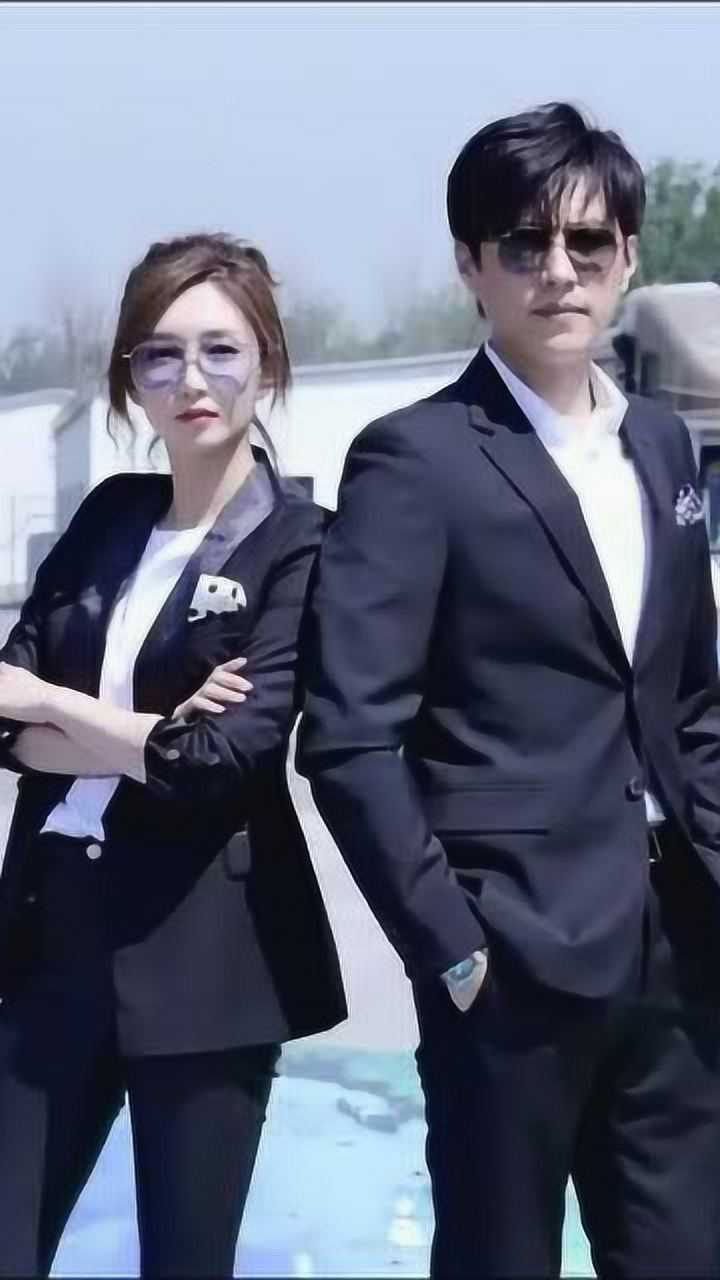 靳东和老婆李佳合影,李佳只比靳东小一岁,看起来小很多啊!