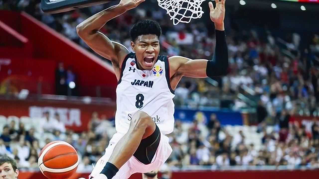 八村塁也太凶悍了!世界杯霸气隔扣,新科盖帽王特纳都沦为背景板