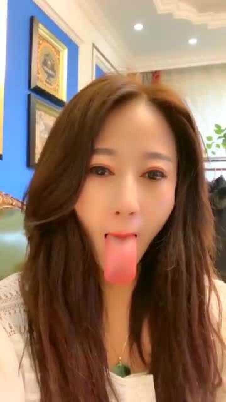 美女的舌头好长这波操作没谁了