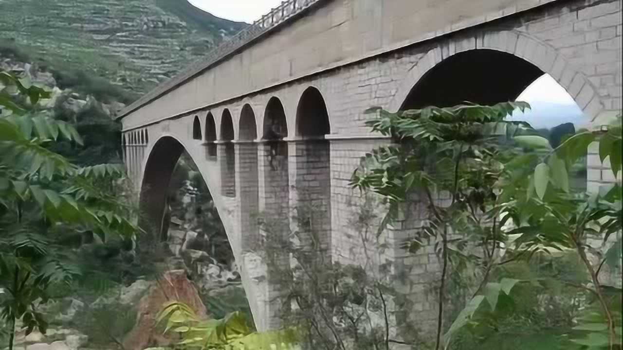 亚洲最大的单跨石拱渡槽它全长210米,高323米,单孔跨度106米