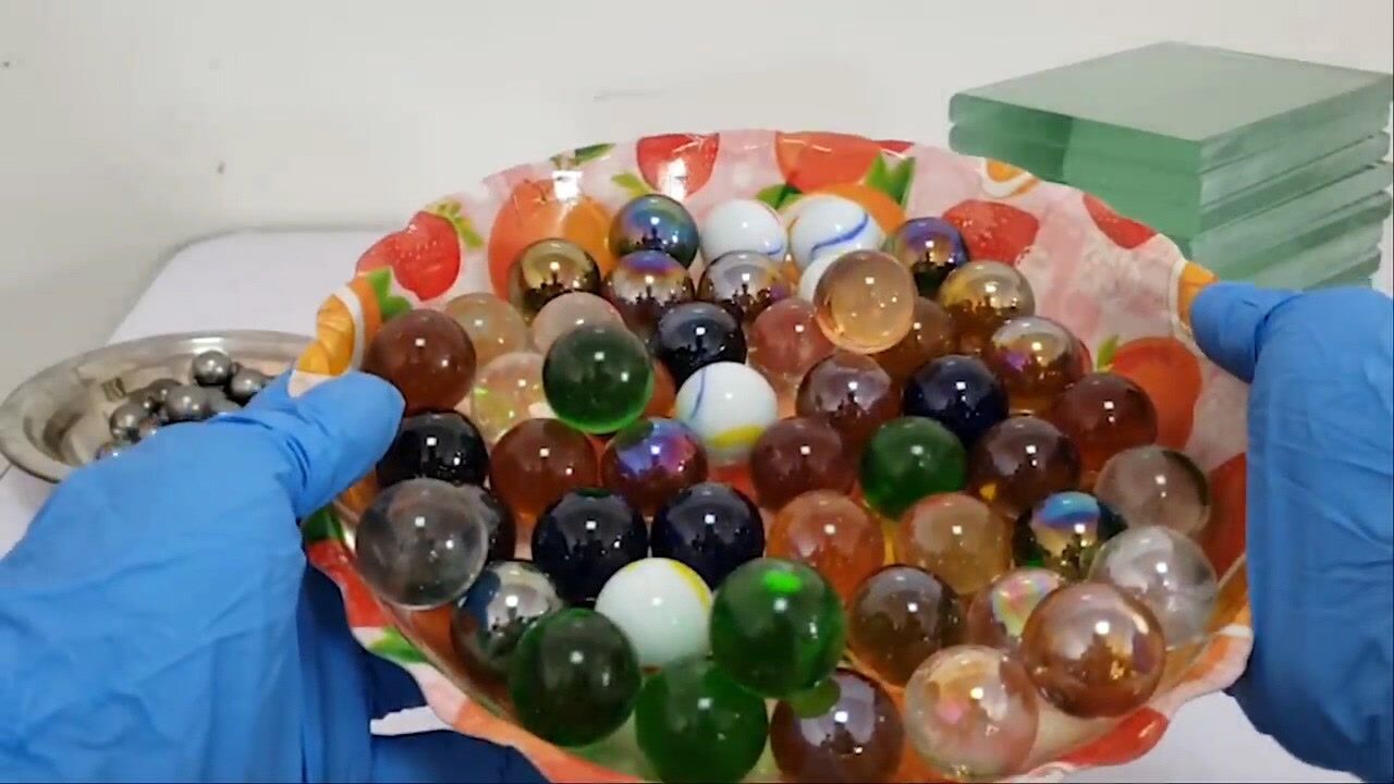 小孩吃玻璃球视频(小孩吃玻璃球视频大全)