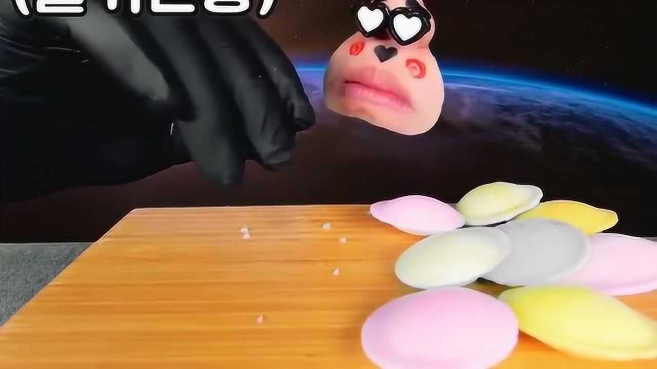 大猩猩吃播只露出一张嘴在吃糖果酸到嘴都变形了