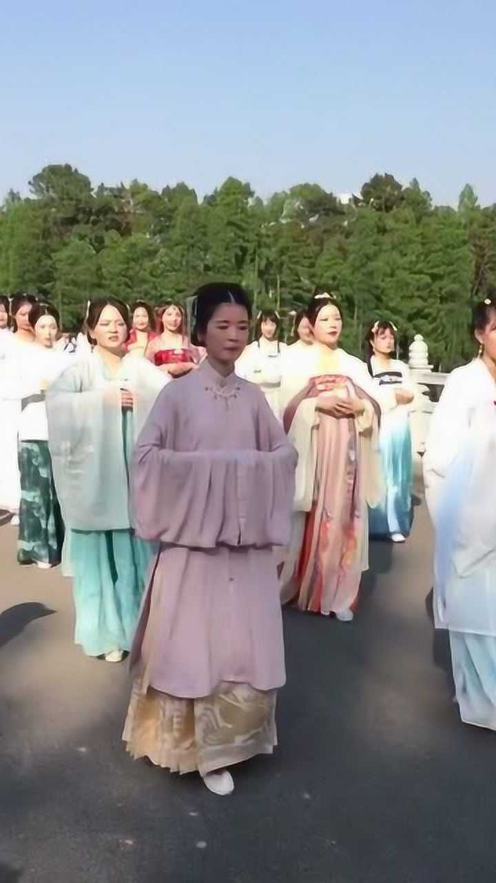 汉服美女的各种走路姿势真是千姿百态啊太真实了