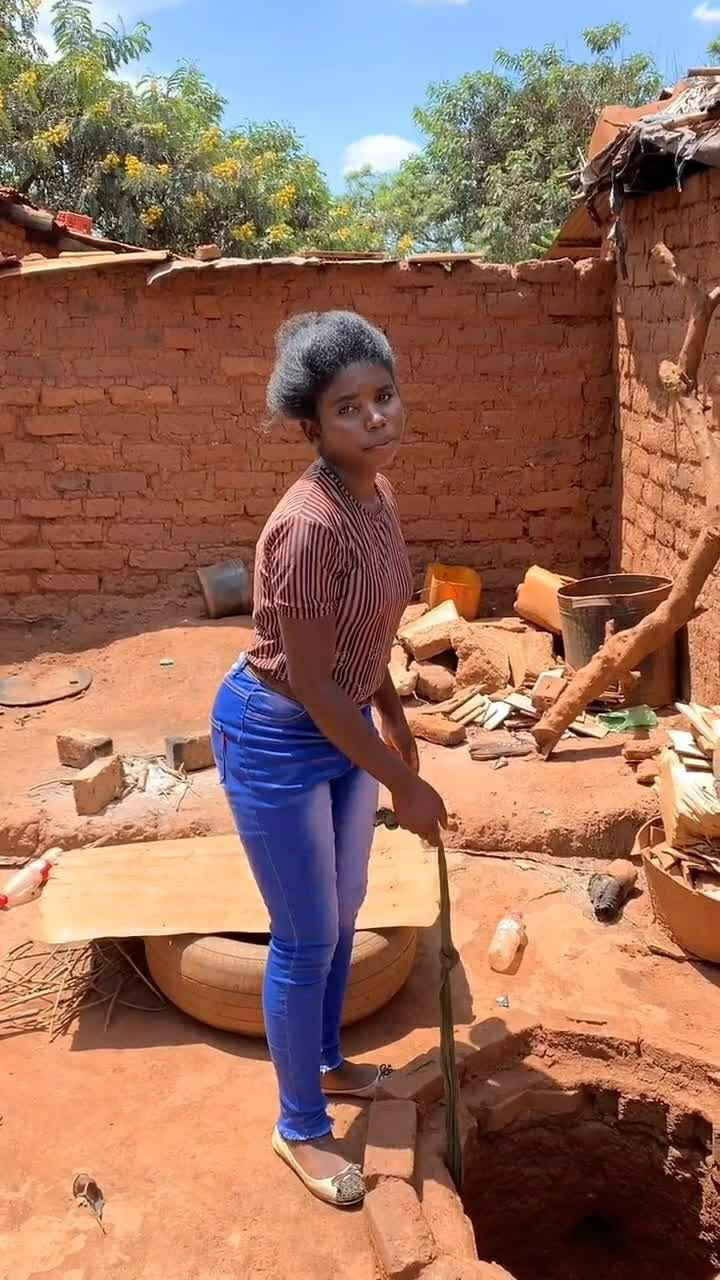 非洲人打水,不容易,非洲是个缺水的国家!