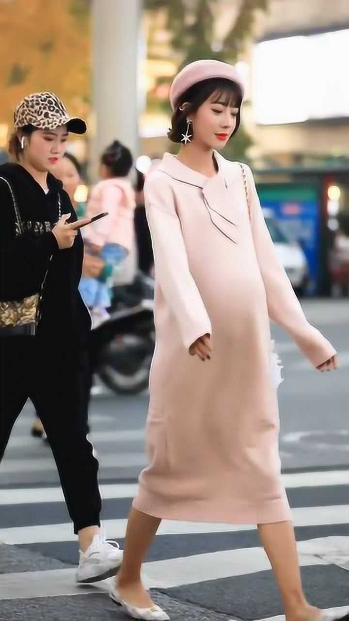 路边拍到一个孕妇美女这么大肚子这身形曲线真是无可挑剔