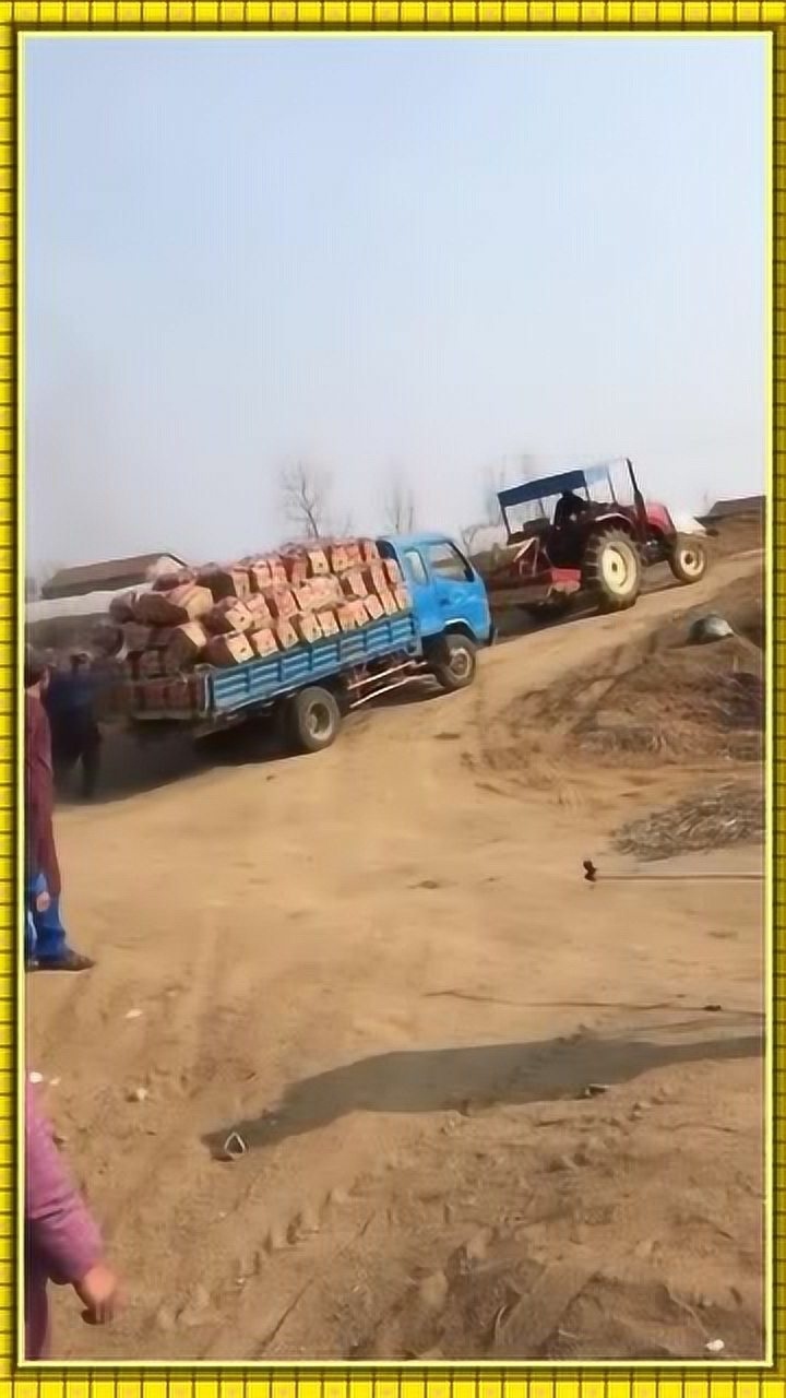 太危险了,小马拉大车,幸亏坡不陡啊!