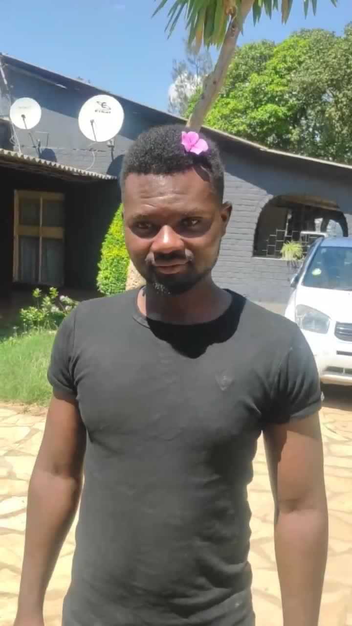 非洲上的变性人,黑人小伙头上戴朵花,是不是很是可爱