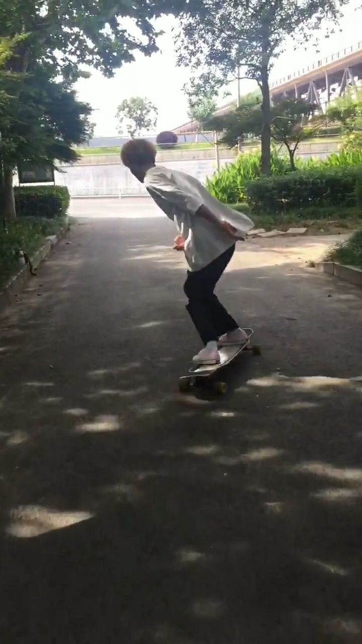 滑板技巧教学,今天教大家交叉步