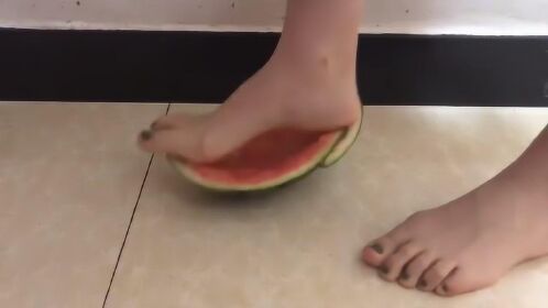 光脚踩西瓜皮这是我的解压方式