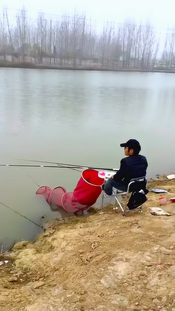 大哥河边钓鱼,当鱼儿上钩的那一刻,他的笑声也太魔性了吧!
