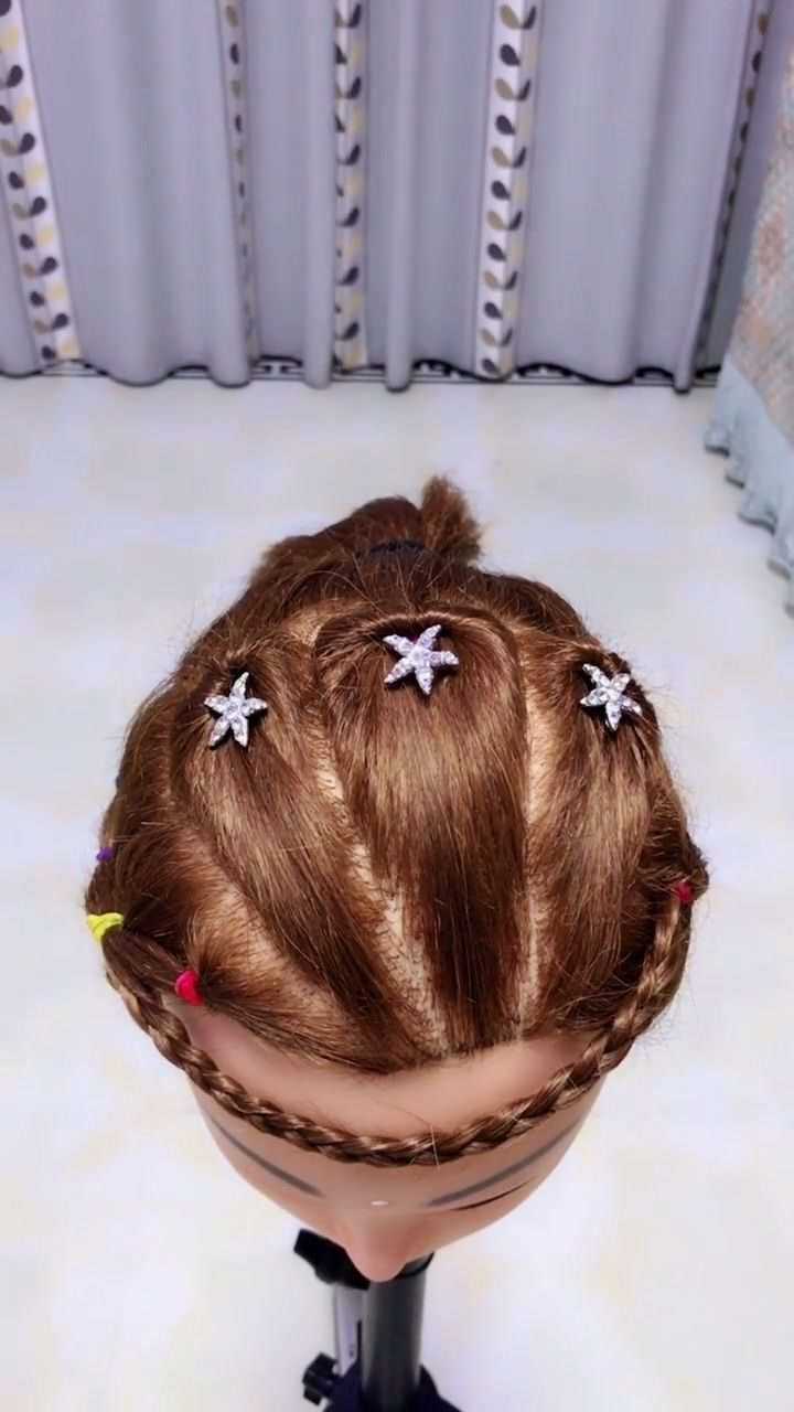 这样的发型比较适合上幼儿园的小女孩,因为特别可爱