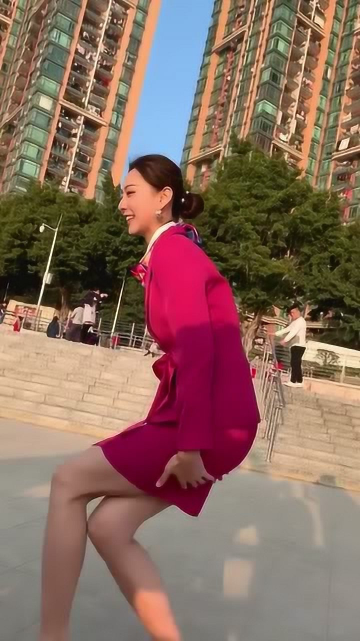 美女空姐教你穿短裙如何蹲下好漂亮啊