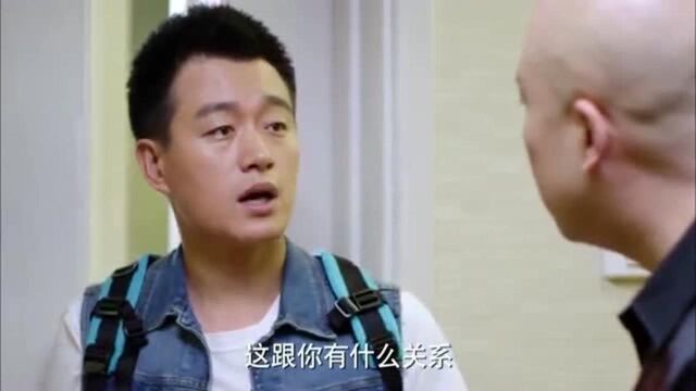 俩男的偷拍女人喂奶,拍完坐那讨论女人喂奶被老妈听到