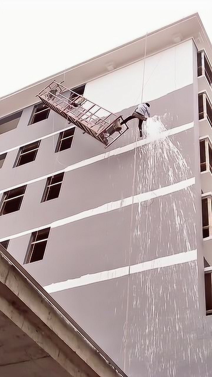 蜘蛛人高楼外墙刷漆出事故吊篮倾泻工人淡定施工