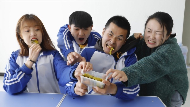 考试吃饼干,学霸的老干妈饼干竟输给学渣的酸菜饼干,有趣