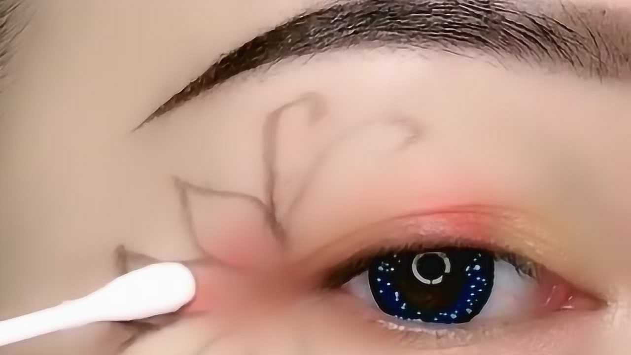 跟着美女学这款漂亮的眼尾花吧,手残党们赶紧看过来