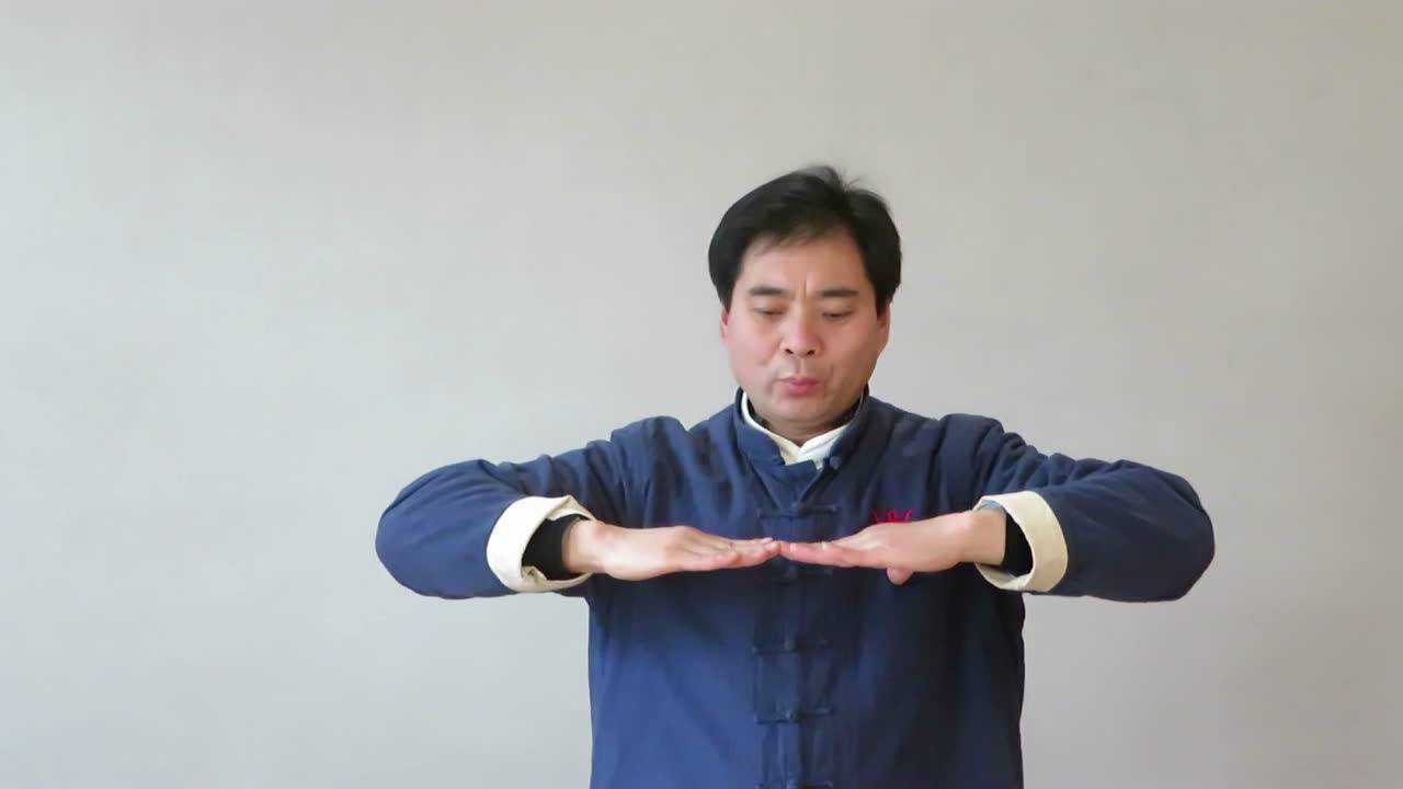 记者滕富强报道:彭祖养生中心导引术示范