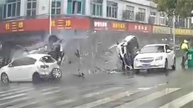 现场惨烈!苏州四车相撞一人当场死亡 台湾省籍司机肇事逃逸后追尾