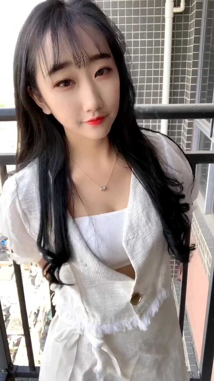 00后小姐姐,二十出头的年纪清纯又带着轻熟气息