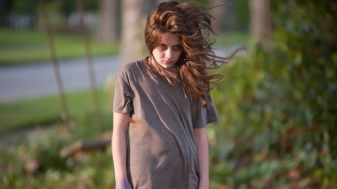 惊悚恐怖片小女孩无意间买回了一个潘多拉魔盒