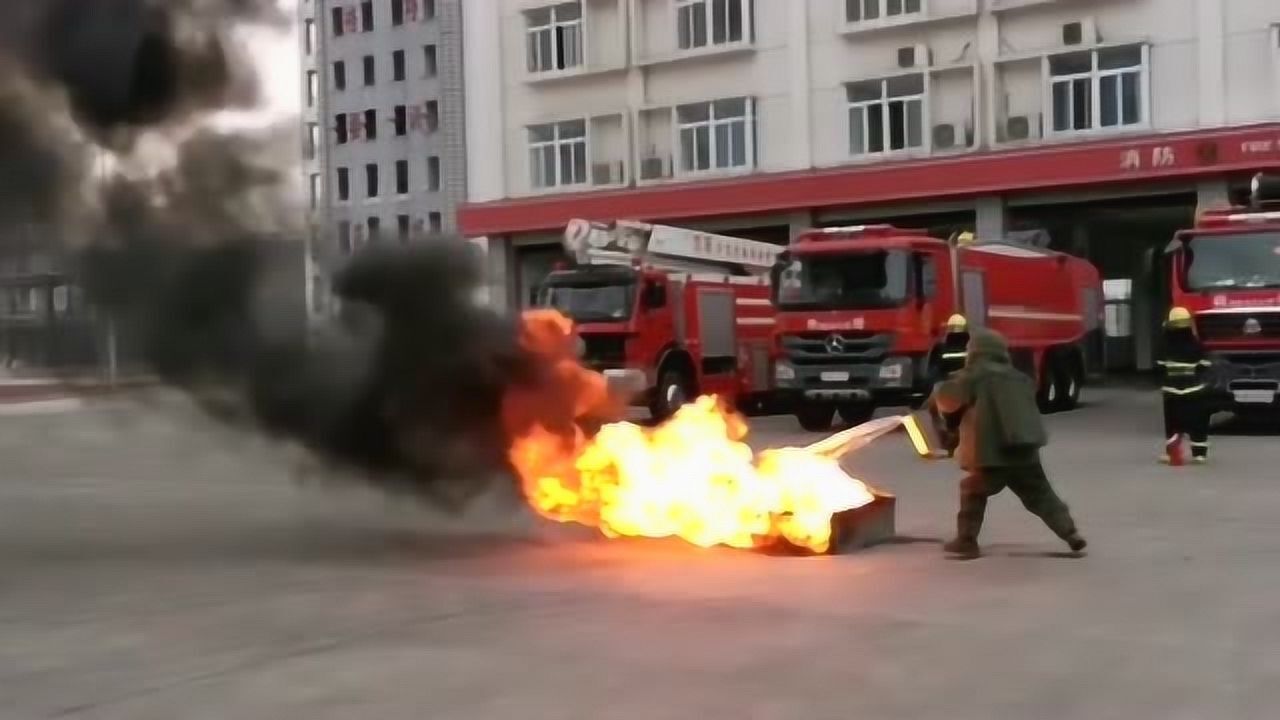 汽油柴油起火为什么不能用水灭，这就是用水扑救油类火灾时的样子！_高清