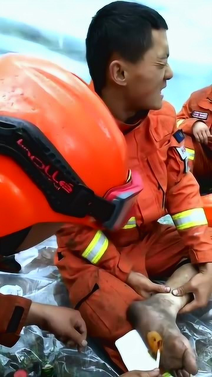 消防员受伤,看着好心疼_腾讯视频