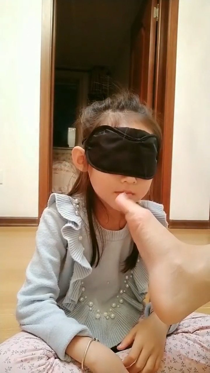 让女儿猜物品没想到她还舔了我的脚
