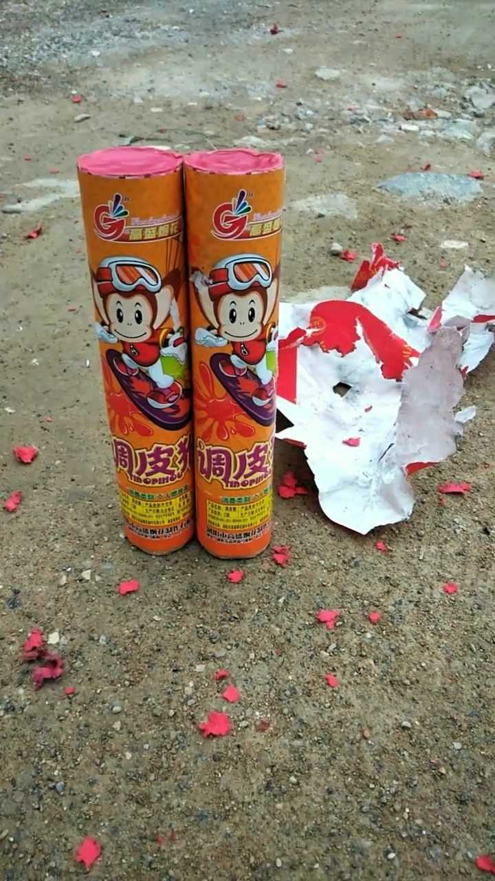 一朵小降落伞慢悠悠的就下来了这个烟花还是挺好玩的