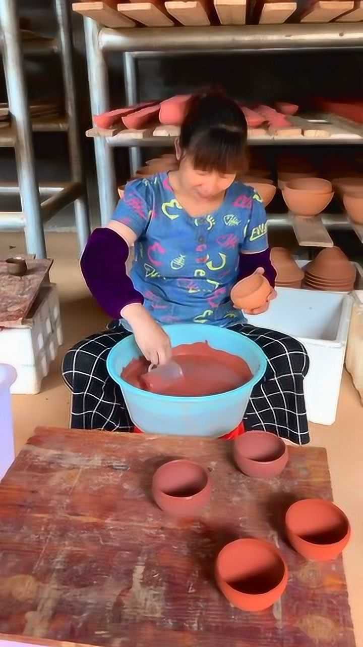 传统工艺建盏女匠人上釉过程