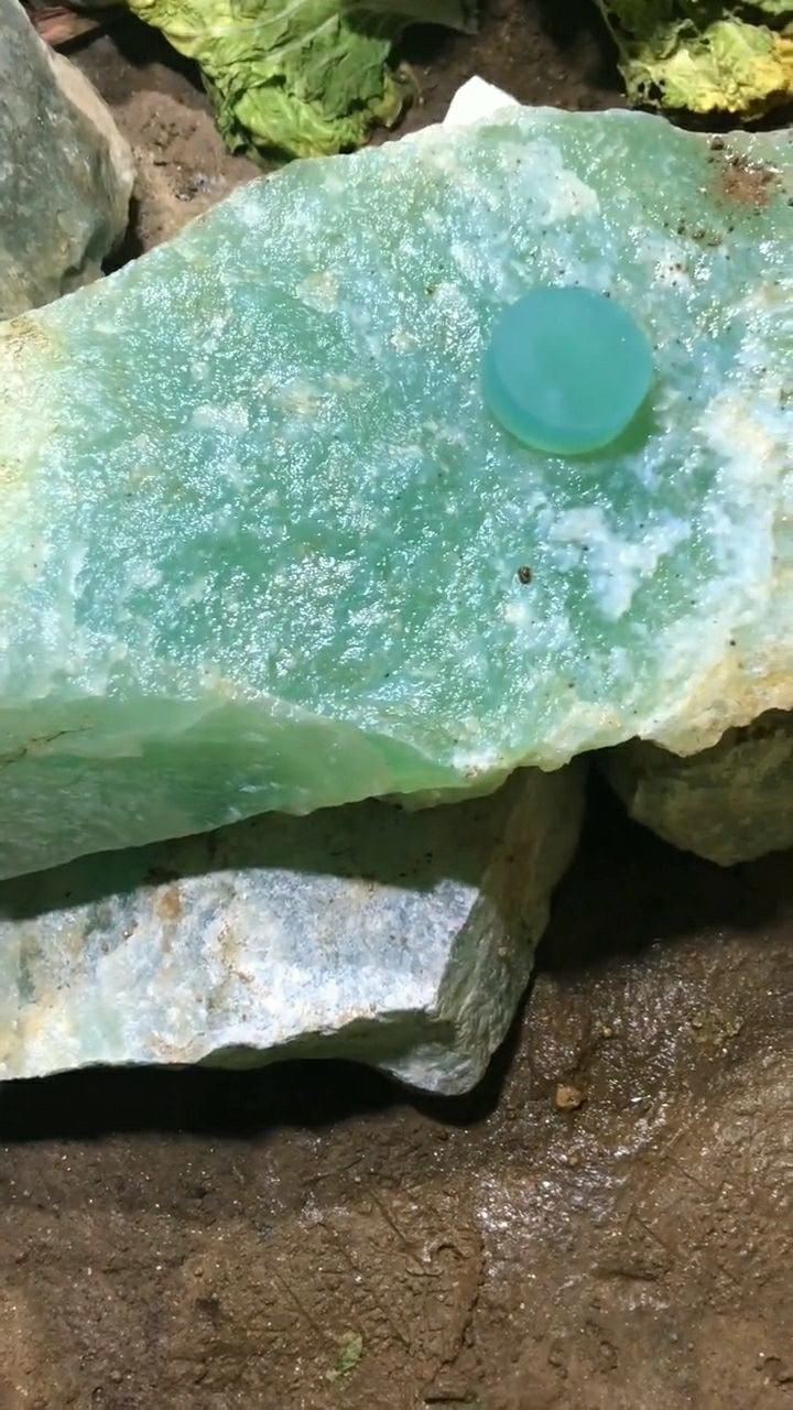 这个是蓝冰天青冻,它的美不比翡翠差,很喜欢