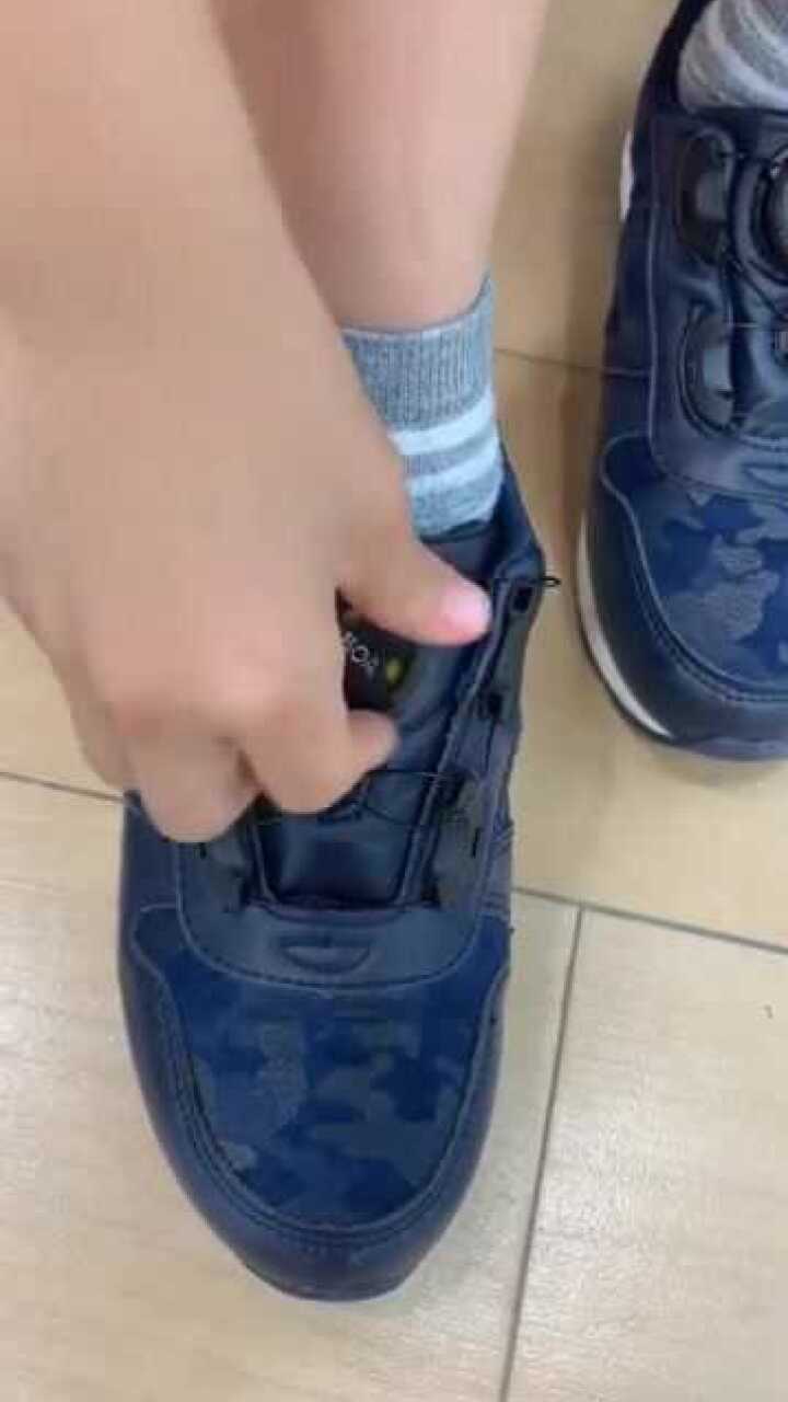 现在的小朋友鞋带都不用系了真幸福