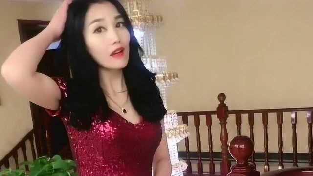 史上最年轻最美的婆婆,当看清她的颜值,网友:你还缺公公不?