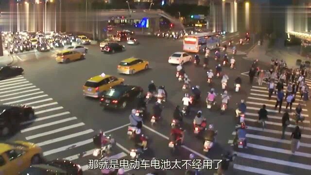 电动车电瓶经常换?修车师傅教你一招,自己在家也能让电池成新的